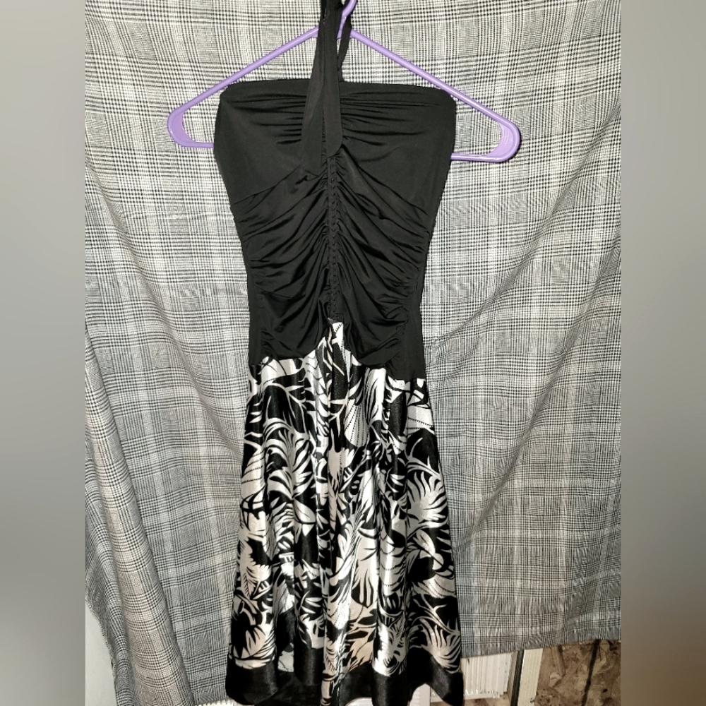 Intrigue - small - white and black